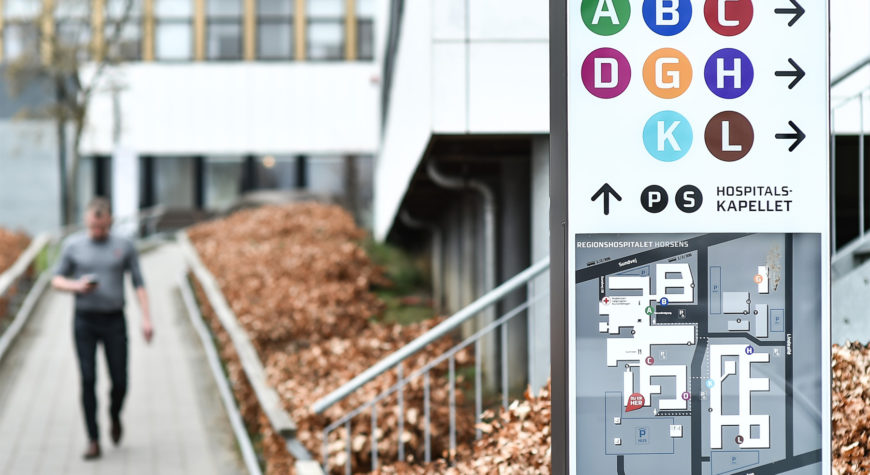 Picture of outdoor wayfinding elements at Horsens Regional Hospital