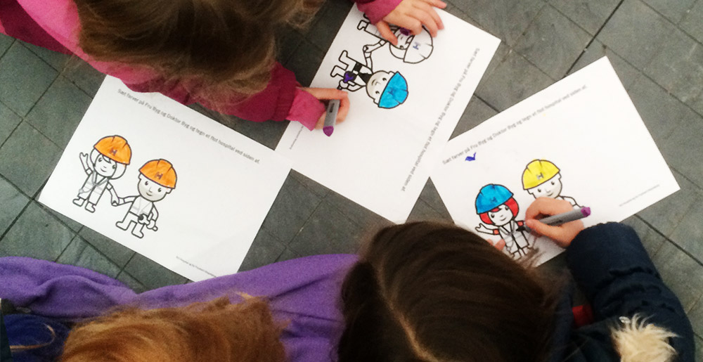 Children colouring the mascot family at Bispebjerg Hospital