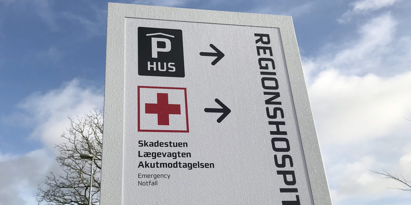Exterior signage for Randers Regional Hospital made by Triagonal